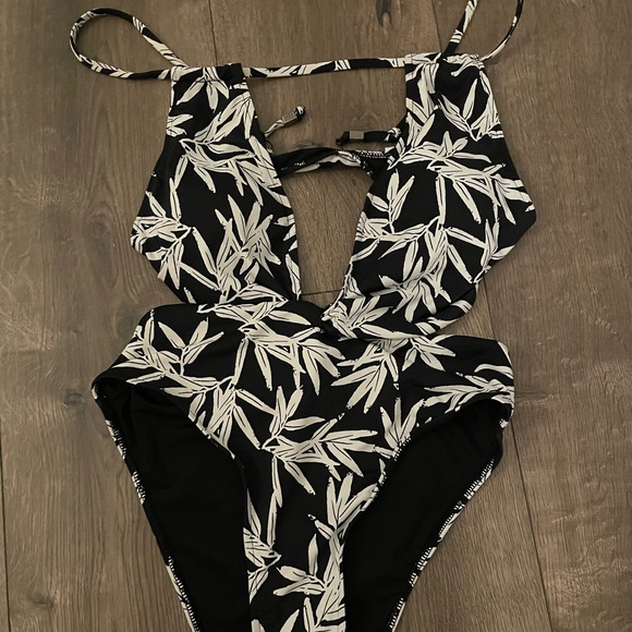 Women’secret 👙 one piece black and white swim suit - Picture 1 of 7